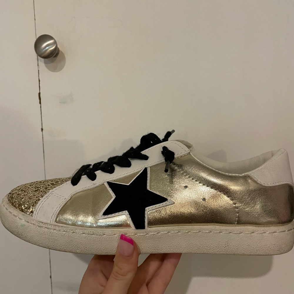 Vintage gold & black star sneakers | size 7.5
